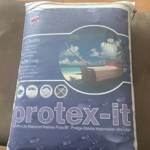 White waterproof mattress protector